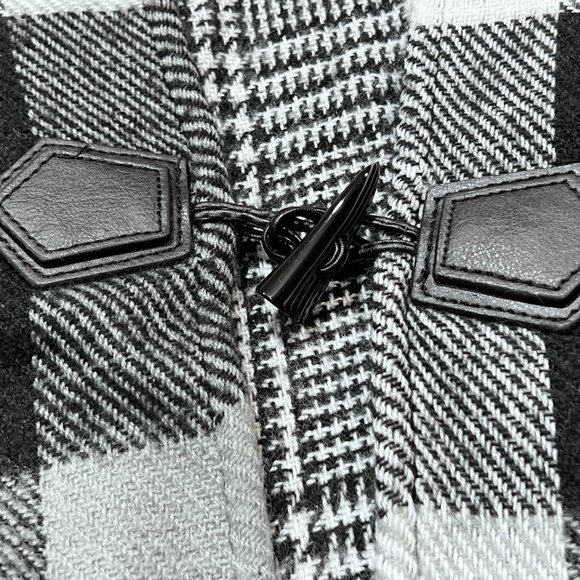 EUC Chico’s Chunky Black and White Checker Sweater Poncho Cape with Toggle - Picture 4 of 9